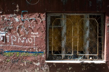 Zaporizhia, Ukrayna - 06 Temmuz 2023 Ukrayna 'nın güneydoğusundaki Dinyeper Nehri' ndeki bir kasaba olan Zaporizhia 'da bir Rus füzesinin saldırısı sonucu bina restore edildi. 