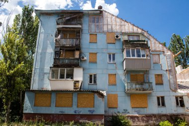 Zaporizhia, Ukrayna - 06 Temmuz 2023 Ukrayna 'nın güneydoğusundaki Dinyeper Nehri' ndeki bir kasaba olan Zaporizhia 'da bir Rus füzesinin saldırısı sonucu bina restore edildi. 