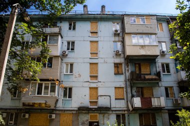 Zaporizhia, Ukrayna - 06 Temmuz 2023 Ukrayna 'nın güneydoğusundaki Dinyeper Nehri' ndeki bir kasaba olan Zaporizhia 'da bir Rus füzesinin saldırısı sonucu bina restore edildi. 