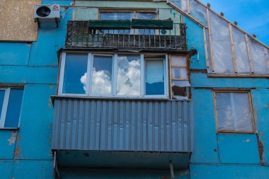 Zaporizhia, Ukrayna - 06 Temmuz 2023 Ukrayna 'nın güneydoğusundaki Dinyeper Nehri' ndeki bir kasaba olan Zaporizhia 'da bir Rus füzesinin saldırısı sonucu bina restore edildi. 