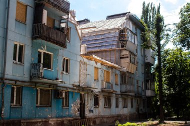 Zaporizhia, Ukrayna - 06 Temmuz 2023 Ukrayna 'nın güneydoğusundaki Dinyeper Nehri' ndeki bir kasaba olan Zaporizhia 'da bir Rus füzesinin saldırısı sonucu bina restore edildi. 