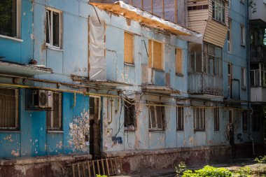 Zaporizhia, Ukrayna - 06 Temmuz 2023 Ukrayna 'nın güneydoğusundaki Dinyeper Nehri' ndeki bir kasaba olan Zaporizhia 'da bir Rus füzesinin saldırısı sonucu bina restore edildi. 