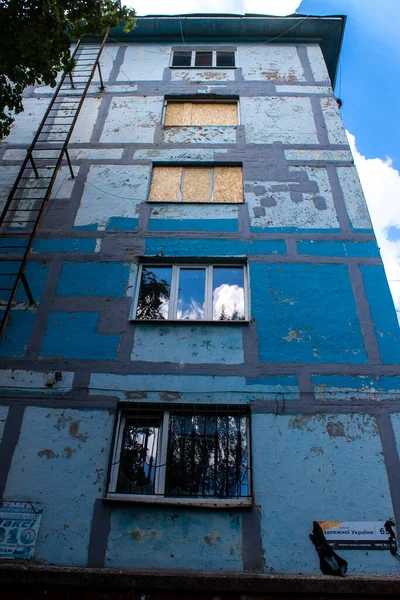乌克兰Zaporizhia 2023年7月6日 在俄罗斯导弹袭击了乌克兰东南部第聂伯河畔的城镇Zaporizhia之后 一座大楼被修复 — 图库照片