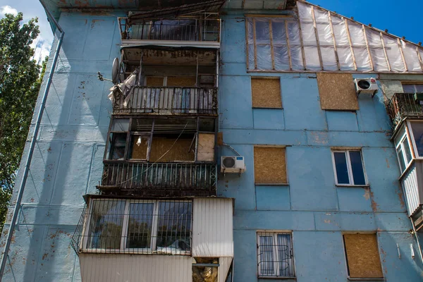 stock image Zaporizhia, Ukraine - July 06, 2023 Building being restored following an attack by a Russian missile in the city of Zaporizhia, a town on the Dnieper River in southeastern Ukraine 