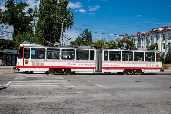ウクライナのザポリシア 2023年7月8日ウクライナ南東部のドニエプル川の町ザポリシアの通りをトラムが走る — ストック写真