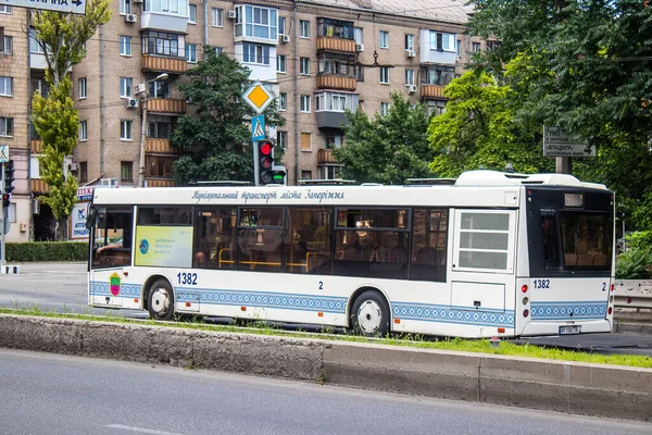 Zaporizhia Ucrania Julio 2023 Autobús Rodando Por Las Calles Zaporizhia — Foto de Stock