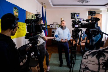 Yabancı televizyon kanalları tarafından Nikopol İlçe Askeri İdaresi başkanı Yevhen Yevtushenko ile röportaj. Nikopol şehrinin sakinlerinin yoğun bombardıman altında ön cephede olmasının zorluğunu anlatıyor.