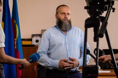 Yabancı televizyon kanalları tarafından Nikopol İlçe Askeri İdaresi başkanı Yevhen Yevtushenko ile röportaj. Nikopol şehrinin sakinlerinin yoğun bombardıman altında ön cephede olmasının zorluğunu anlatıyor.