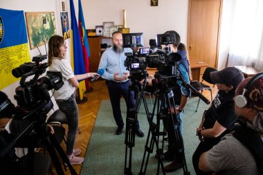 Yabancı televizyon kanalları tarafından Nikopol İlçe Askeri İdaresi başkanı Yevhen Yevtushenko ile röportaj. Nikopol şehrinin sakinlerinin yoğun bombardıman altında ön cephede olmasının zorluğunu anlatıyor.