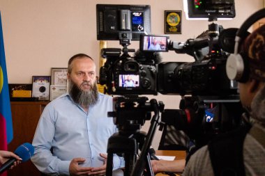 Yabancı televizyon kanalları tarafından Nikopol İlçe Askeri İdaresi başkanı Yevhen Yevtushenko ile röportaj. Nikopol şehrinin sakinlerinin yoğun bombardıman altında ön cephede olmasının zorluğunu anlatıyor.