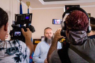 Yabancı televizyon kanalları tarafından Nikopol İlçe Askeri İdaresi başkanı Yevhen Yevtushenko ile röportaj. Nikopol şehrinin sakinlerinin yoğun bombardıman altında ön cephede olmasının zorluğunu anlatıyor.