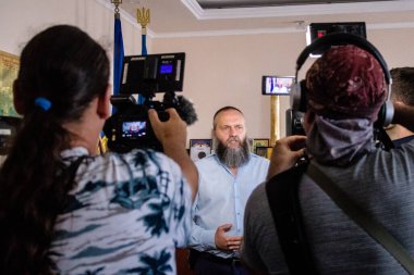 Yabancı televizyon kanalları tarafından Nikopol İlçe Askeri İdaresi başkanı Yevhen Yevtushenko ile röportaj. Nikopol şehrinin sakinlerinin yoğun bombardıman altında ön cephede olmasının zorluğunu anlatıyor.