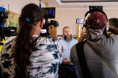 Yabancı televizyon kanalları tarafından Nikopol İlçe Askeri İdaresi başkanı Yevhen Yevtushenko ile röportaj. Nikopol şehrinin sakinlerinin yoğun bombardıman altında ön cephede olmasının zorluğunu anlatıyor.