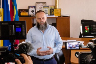 Yabancı televizyon kanalları tarafından Nikopol İlçe Askeri İdaresi başkanı Yevhen Yevtushenko ile röportaj. Nikopol şehrinin sakinlerinin yoğun bombardıman altında ön cephede olmasının zorluğunu anlatıyor.