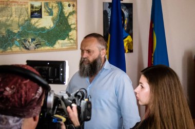 Yabancı televizyon kanalları tarafından Nikopol İlçe Askeri İdaresi başkanı Yevhen Yevtushenko ile röportaj. Nikopol şehrinin sakinlerinin yoğun bombardıman altında ön cephede olmasının zorluğunu anlatıyor.