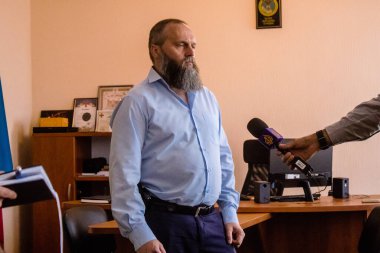 Yabancı televizyon kanalları tarafından Nikopol İlçe Askeri İdaresi başkanı Yevhen Yevtushenko ile röportaj. Nikopol şehrinin sakinlerinin yoğun bombardıman altında ön cephede olmasının zorluğunu anlatıyor.