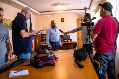 Yabancı televizyon kanalları tarafından Nikopol İlçe Askeri İdaresi başkanı Yevhen Yevtushenko ile röportaj. Nikopol şehrinin sakinlerinin yoğun bombardıman altında ön cephede olmasının zorluğunu anlatıyor.