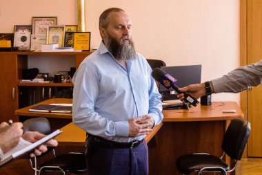 Yabancı televizyon kanalları tarafından Nikopol İlçe Askeri İdaresi başkanı Yevhen Yevtushenko ile röportaj. Nikopol şehrinin sakinlerinin yoğun bombardıman altında ön cephede olmasının zorluğunu anlatıyor.