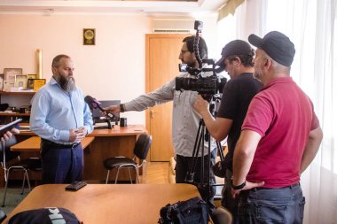 Yabancı televizyon kanalları tarafından Nikopol İlçe Askeri İdaresi başkanı Yevhen Yevtushenko ile röportaj. Nikopol şehrinin sakinlerinin yoğun bombardıman altında ön cephede olmasının zorluğunu anlatıyor.