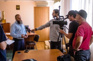 Yabancı televizyon kanalları tarafından Nikopol İlçe Askeri İdaresi başkanı Yevhen Yevtushenko ile röportaj. Nikopol şehrinin sakinlerinin yoğun bombardıman altında ön cephede olmasının zorluğunu anlatıyor.