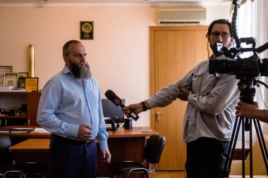 Yabancı televizyon kanalları tarafından Nikopol İlçe Askeri İdaresi başkanı Yevhen Yevtushenko ile röportaj. Nikopol şehrinin sakinlerinin yoğun bombardıman altında ön cephede olmasının zorluğunu anlatıyor.