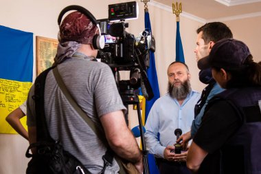 Yabancı televizyon kanalları tarafından Nikopol İlçe Askeri İdaresi başkanı Yevhen Yevtushenko ile röportaj. Nikopol şehrinin sakinlerinin yoğun bombardıman altında ön cephede olmasının zorluğunu anlatıyor.