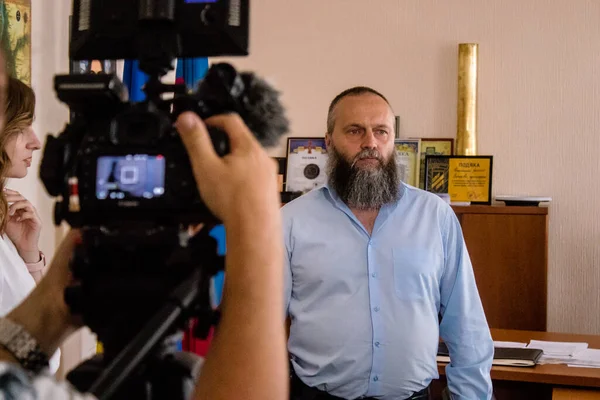 Yabancı televizyon kanalları tarafından Nikopol İlçe Askeri İdaresi başkanı Yevhen Yevtushenko ile röportaj. Nikopol şehrinin sakinlerinin yoğun bombardıman altında ön cephede olmasının zorluğunu anlatıyor.