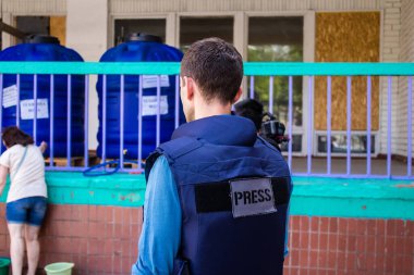 Nick Dole ABC Haber 'in Avrupa muhabiri. Bu seçkin gazeteci Ukrayna 'daki savaşı anlatıyor ve durum hakkında doğrudan bilgi sağlıyor. Nikopol şehrinin yoğun bombardıman altında olmasının zorluğunu anlatıyor.