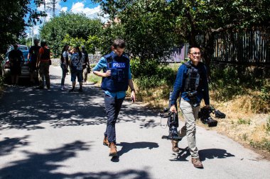 Nick Dole ABC Haber 'in Avrupa muhabiri. Bu seçkin gazeteci Ukrayna 'daki savaşı anlatıyor ve durum hakkında doğrudan bilgi sağlıyor. Nikopol şehrinin yoğun bombardıman altında olmasının zorluğunu anlatıyor.