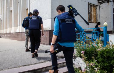 Nick Dole ABC Haber 'in Avrupa muhabiri. Bu seçkin gazeteci Ukrayna 'daki savaşı anlatıyor ve durum hakkında doğrudan bilgi sağlıyor. Nikopol şehrinin yoğun bombardıman altında olmasının zorluğunu anlatıyor.