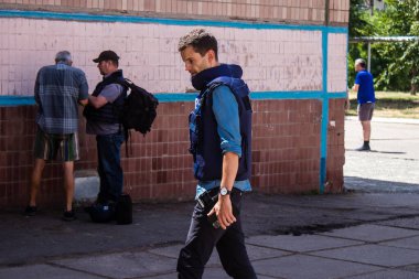 Nick Dole ABC Haber 'in Avrupa muhabiri. Bu seçkin gazeteci Ukrayna 'daki savaşı anlatıyor ve durum hakkında doğrudan bilgi sağlıyor. Nikopol şehrinin yoğun bombardıman altında olmasının zorluğunu anlatıyor.