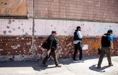 Bu seçkin gazeteci Ukrayna 'daki savaşı anlatıyor ve durum hakkında doğrudan bilgi sağlıyor. Nikopol şehrinin yoğun bombardıman altında olmasının zorluğunu ve En nükleer enerji santralinin tehlikesini anlatıyor.