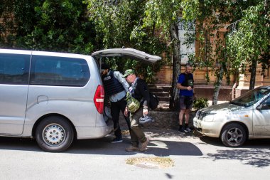 Bu seçkin gazeteci Ukrayna 'daki savaşı anlatıyor ve durum hakkında doğrudan bilgi sağlıyor. Nikopol şehrinin yoğun bombardıman altında olmasının zorluğunu ve En nükleer enerji santralinin tehlikesini anlatıyor.
