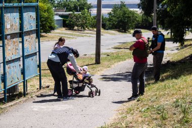 Bu seçkin gazeteci Ukrayna 'daki savaşı anlatıyor ve durum hakkında doğrudan bilgi sağlıyor. Nikopol şehrinin yoğun bombardıman altında olmasının zorluğunu ve En nükleer enerji santralinin tehlikesini anlatıyor.