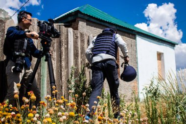 Bu seçkin gazeteci Ukrayna 'daki savaşı anlatıyor ve durum hakkında doğrudan bilgi sağlıyor. Nikopol şehrinin yoğun bombardıman altında olmasının zorluğunu ve En nükleer enerji santralinin tehlikesini anlatıyor.