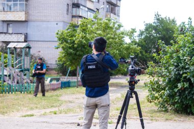 Fletcher Yeung, ABC Haber 'in Avrupa muhabiri Nick Dole ile birlikte çalışan kamera operatörleri. Bu seçkin kamera operatörleri Ukrayna 'daki savaşı takip ediyor ve durum hakkında doğrudan bilgi sağlıyor..