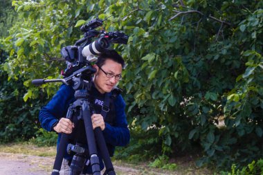 Fletcher Yeung, ABC Haber 'in Avrupa muhabiri Nick Dole ile birlikte çalışan kamera operatörleri. Bu seçkin kamera operatörleri Ukrayna 'daki savaşı takip ediyor ve durum hakkında doğrudan bilgi sağlıyor..