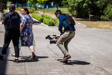 Fletcher Yeung, ABC Haber 'in Avrupa muhabiri Nick Dole ile birlikte çalışan kamera operatörleri. Bu seçkin kamera operatörleri Ukrayna 'daki savaşı takip ediyor ve durum hakkında doğrudan bilgi sağlıyor..