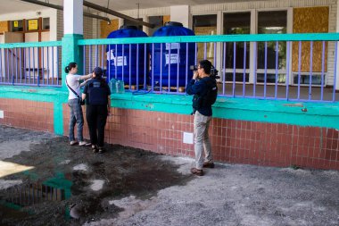 Fletcher Yeung, ABC Haber 'in Avrupa muhabiri Nick Dole ile birlikte çalışan kamera operatörleri. Bu seçkin kamera operatörleri Ukrayna 'daki savaşı takip ediyor ve durum hakkında doğrudan bilgi sağlıyor..