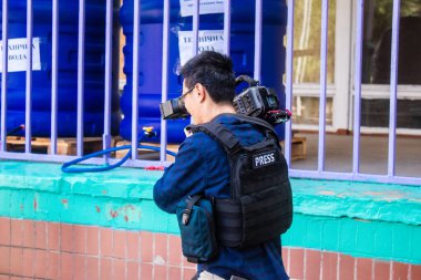 Fletcher Yeung, ABC Haber 'in Avrupa muhabiri Nick Dole ile birlikte çalışan kamera operatörleri. Bu seçkin kamera operatörleri Ukrayna 'daki savaşı takip ediyor ve durum hakkında doğrudan bilgi sağlıyor..