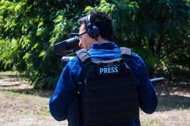 Fletcher Yeung, ABC Haber 'in Avrupa muhabiri Nick Dole ile birlikte çalışan kamera operatörleri. Bu seçkin kamera operatörleri Ukrayna 'daki savaşı takip ediyor ve durum hakkında doğrudan bilgi sağlıyor..