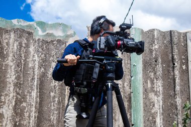 Fletcher Yeung, ABC Haber 'in Avrupa muhabiri Nick Dole ile birlikte çalışan kamera operatörleri. Bu seçkin kamera operatörleri Ukrayna 'daki savaşı takip ediyor ve durum hakkında doğrudan bilgi sağlıyor..