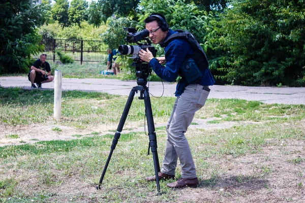 杨弗莱彻 照相机操作员 工作与尼克多尔 美国广播公司新闻欧洲记者 这些杰出的相机操作员报道了乌克兰的战争 并提供了关于乌克兰局势的直接信息 — 图库照片