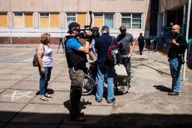 Cagatay Yavuz, Avrupa El Cezire muhabiri Omar Al Haj ile birlikte çalışan kamera operatörleri. Bu seçkin kamera operatörleri Ukrayna 'daki savaşı takip ediyor ve durum hakkında doğrudan bilgi sağlıyor..