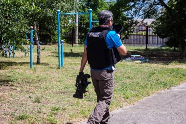 Cagatay Yavuz, Avrupa El Cezire muhabiri Omar Al Haj ile birlikte çalışan kamera operatörleri. Bu seçkin kamera operatörleri Ukrayna 'daki savaşı takip ediyor ve durum hakkında doğrudan bilgi sağlıyor..