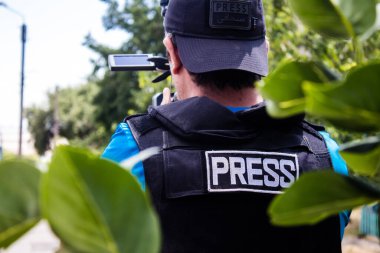 Cagatay Yavuz, Avrupa El Cezire muhabiri Omar Al Haj ile birlikte çalışan kamera operatörleri. Bu seçkin kamera operatörleri Ukrayna 'daki savaşı takip ediyor ve durum hakkında doğrudan bilgi sağlıyor..