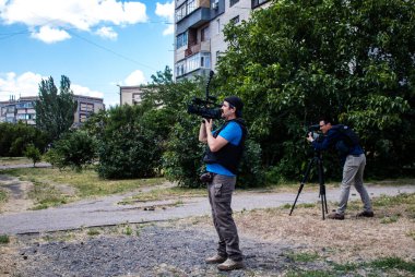 Cagatay Yavuz, Avrupa El Cezire muhabiri Omar Al Haj ile birlikte çalışan kamera operatörleri. Bu seçkin kamera operatörleri Ukrayna 'daki savaşı takip ediyor ve durum hakkında doğrudan bilgi sağlıyor..