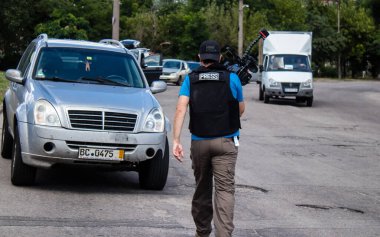 Cagatay Yavuz, Avrupa El Cezire muhabiri Omar Al Haj ile birlikte çalışan kamera operatörleri. Bu seçkin kamera operatörleri Ukrayna 'daki savaşı takip ediyor ve durum hakkında doğrudan bilgi sağlıyor..