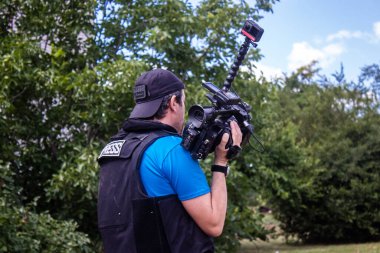 Cagatay Yavuz, Avrupa El Cezire muhabiri Omar Al Haj ile birlikte çalışan kamera operatörleri. Bu seçkin kamera operatörleri Ukrayna 'daki savaşı takip ediyor ve durum hakkında doğrudan bilgi sağlıyor..