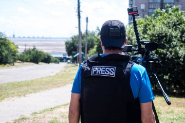 Cagatay Yavuz, Avrupa El Cezire muhabiri Omar Al Haj ile birlikte çalışan kamera operatörleri. Bu seçkin kamera operatörleri Ukrayna 'daki savaşı takip ediyor ve durum hakkında doğrudan bilgi sağlıyor..